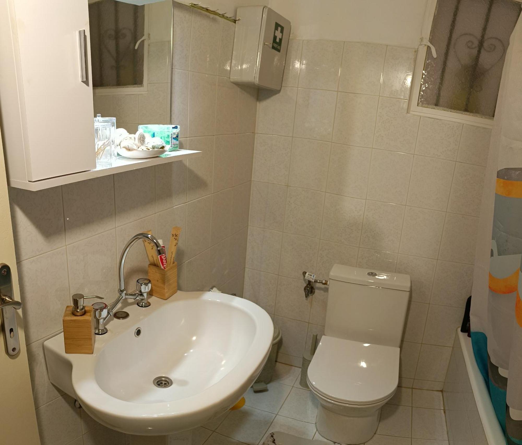 Sofia's 9min. Athens Airport Apartment *